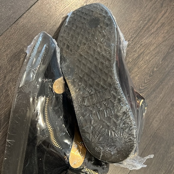 GZ authentic classic shoes in size US8 - Picture 3 of 3